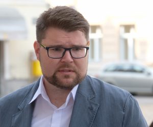 Zagreb, 23.07.2020. - Sjednica 10. saziva Hrvatskog sabora koja započinje predstavljanjem Vlade Republike Hrvatske i glasovanjem o povjerenju Vladi Republike Hrvatske.
Na fotografiji Peđa Grbin.
foto HINA/ Edvard ŠUŠAK/ es