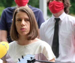 Zagreb, 24.07.2020. - Konferencija za novinare Saborske zastupnice Radničke fronte Katarina Peović koja je govorila o šikaniranju radnika Kraša, kao i o situaciji u poduzeću općenito.
Na fotografiji Katarina Peović.
foto HINA/ Edvard ŠUŠAK/
