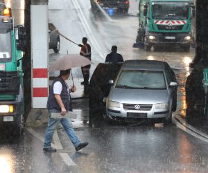 Zagreb, 25.07.2020. - Zatvoreni podhodnik u Miramarskoj uslijed jakih oborina..
foto HINA/ Admir BULJUBAŠIĆ/ abu