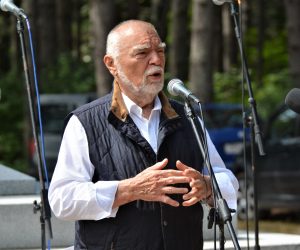 Srb, 26.7.2020. - Srpsko narodno vijeće (SNV) u suradnji sa Savezom antifašističkih boraca i antifašista RH (SABA RH) obilježilo je Dan ustanka naroda Hrvatske, odnosno početak otpora ustaškom režimu i zločinima nad srpskim stanovništvom Like. Na fotografiji Stjepan Mesić.
foto HINA/ Mladen VOLARIĆ/ ml