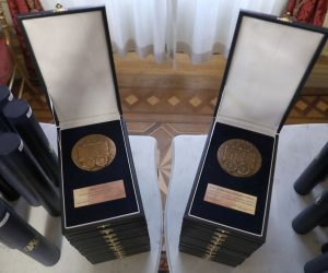 Zagreb, 27.07.2020. - Dodjela  Medalja Grada istaknutim pojedincima i društvima za posebne zasluge na području njihova rada i djelovanja. Na fotografiji Milan Bandić i Drago Prgomet dodjeljuju nagrade dobitnicima.
foto HINA/ Admir BULJUBAŠIĆ/ abu