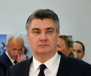 Vela Luka, 28.07.2020. - Predsjednik Republike Zoran Milanovi?? boravio je u Veloj Luci. Razgledavao je izlobu "Oliver u Luci Luka u Oliveru" u Centru za kulturu. foto HINA/ Ured predsjednika/ ml