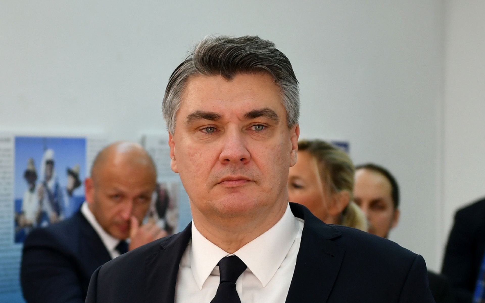 Vela Luka, 28.07.2020. - Predsjednik Republike Zoran Milanovi?? boravio je u Veloj Luci. Razgledavao je izlobu "Oliver u Luci Luka u Oliveru" u Centru za kulturu. foto HINA/ Ured predsjednika/ ml