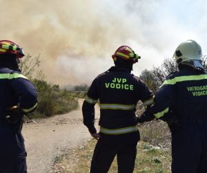 Između Srime i Vodica planuo požar, vatrogascima pomaže kanader i air tractor 01.04.2019., Vodice - Zbog velikog pozara na podrucju Vodica koji uz kopnene snage gase i kanader te air tractor zatvorena je Jadranska magistrala. Photo: Hrvoje Jelavic/PIXSELL