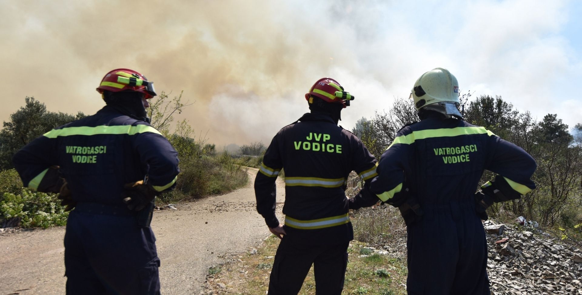 Između Srime i Vodica planuo požar, vatrogascima pomaže kanader i air tractor 01.04.2019., Vodice - Zbog velikog pozara na podrucju Vodica koji uz kopnene snage gase i kanader te air tractor zatvorena je Jadranska magistrala. Photo: Hrvoje Jelavic/PIXSELL