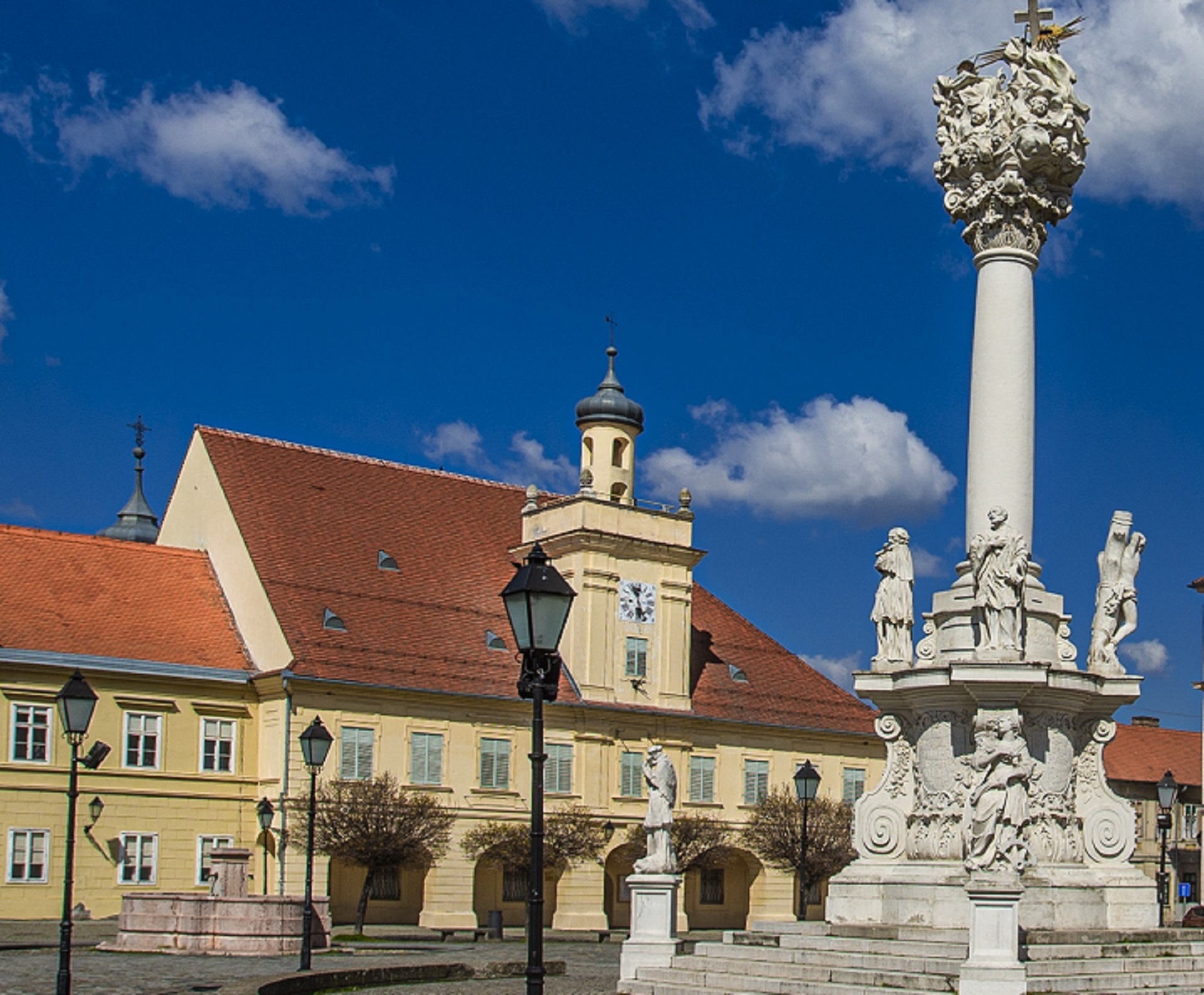 01.04.2020. Osijek - Glavni trg osjecke Tvrdje Trg Sv.Trojstva iako hladno ,ali suncano vrijeme prazan bez setaca i ucenika srednjih skola. Photo: Davor Javorovic/PIXSELL