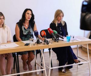 01.07.2020., Zagreb - Predstavnice udruge Roda i pravobraniteljica za djecu Helenca Pirnat Dragicevic izvijestili su na konferenciji za novinare o peticiji za osiguranje prava svakog djeteta da uz njega borave roditelji tijekom bolnickog lijecenja, koju je dosad potpisalo 28.500 gradjana i gradjanki.
Photo: Jurica Galoic/PIXSELL