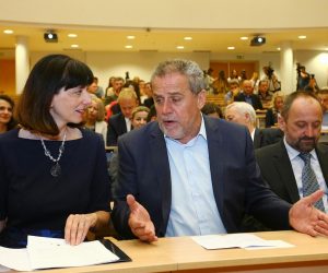 01.09.2017., Zagreb - Svecano uruceni ugovori o dodjeli bespovratnih sredstava za ucenike s teskocama u razvoju u osnovnoskolskim i srednjoskolskim odgojno-obrazovnim ustanovama. Ugovore je urucila ministrica znanosti i obrazovanja Blazenka Divjak. Ministarstvo znanosti i obrazovanja je ucenicima s teskocama u razvoju u osnovnoskolskim i srednjoskolskim odgojno-obrazovnim ustanovama osiguralo vise od 360 milijuna kuna iz Europskoga socijalnog fonda. Milan Bandic. Photo: Zeljko Lukunic/PIXSELL