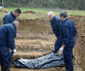 01.12.2015., Gornje Seliste - Na mjesnom groblju u Gornjem Selistu kod Gline pocela je ekshumacija posmrtnih ostataka osoba poginulih 1995. godine u Domovinskom ratu. Photo: Nikola Cutuk/PIXSELL