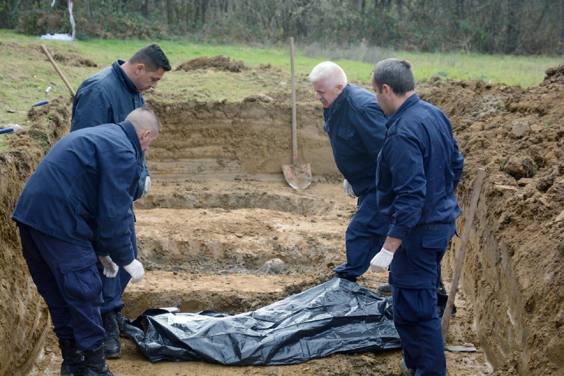 01.12.2015., Gornje Seliste - Na mjesnom groblju u Gornjem Selistu kod Gline pocela je ekshumacija posmrtnih ostataka osoba poginulih 1995. godine u Domovinskom ratu. Photo: Nikola Cutuk/PIXSELL