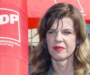 02.07.2020., Sisak - Gradonacelnica Siska i kandidatkinja Restart koalicije u 6.izbornoj jedinici Kristina Ikic Banicek i europarlamentarka Biljana Borzan na Gradskoj trznici druzile su se gradjanima.Biljana Borzan.
Photo: Nikola Cutuk/PIXSELL