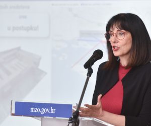 03.07.2020., Zagreb - Ministrica znanosti i obrazovanja Blazenka Divjak urucila je posljednji dio ugovora za regionalne centre kompetentnosti, ukupne vrijednosti 820 milijuna kuna, koji se dodjeljuju iz Europskog socijalnog fonda, u sklopu poziva "Uspostava regionalnih centara kompetentnosti u strukovnom obrazovanju u podsektorima strojarstvo, elektrotehnika i raacunalstvo, poljoprivreda i zdravstvo".
Photo: Davorin Visnjic/PIXSELL