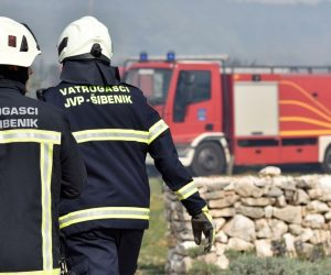 04.04.2019., Vodice - Zbog pozara u zaledju Vodica na Benkovackoj cesti i jakoj juga veci broj vatrogasaca osigurava to podrucje. Photo: Hrvoje Jelavic/PIXSELL