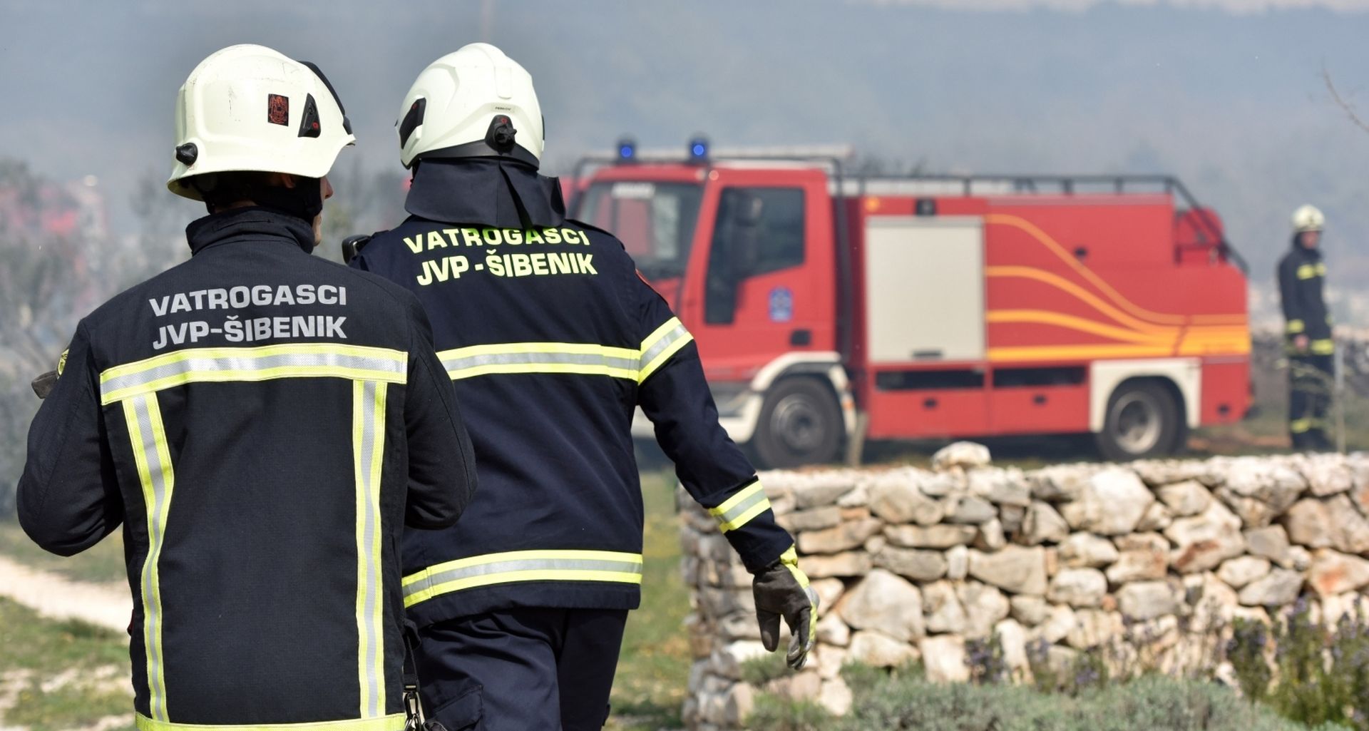 04.04.2019., Vodice - Zbog pozara u zaledju Vodica na Benkovackoj cesti i jakoj juga veci broj vatrogasaca osigurava to podrucje. Photo: Hrvoje Jelavic/PIXSELL