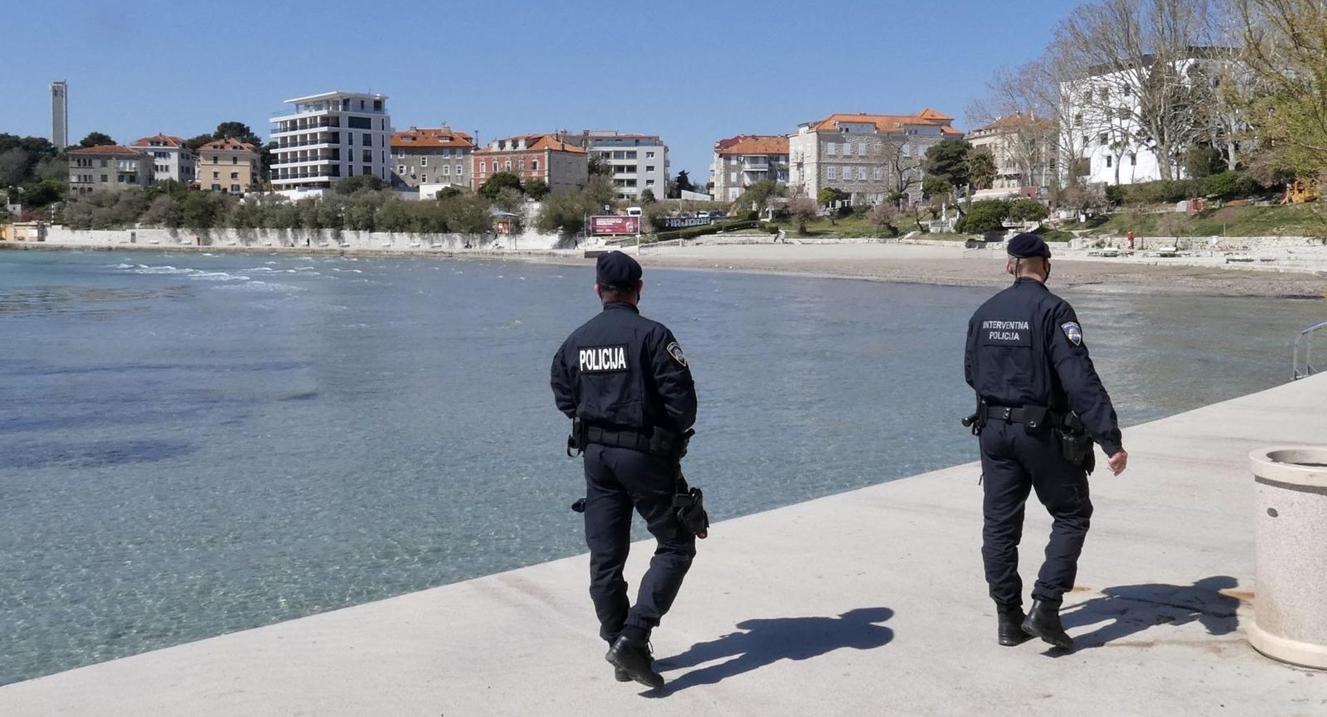 04.04.2020., Split - Upozorenja gradjanima da izbjegavaju neke lokacije po gradu donijele su rezultate. Na Bacvicama na trenutke vise policije i volontera civilne zastite nego gradjana. Photo: Ivo Cagalj/PIXSELL