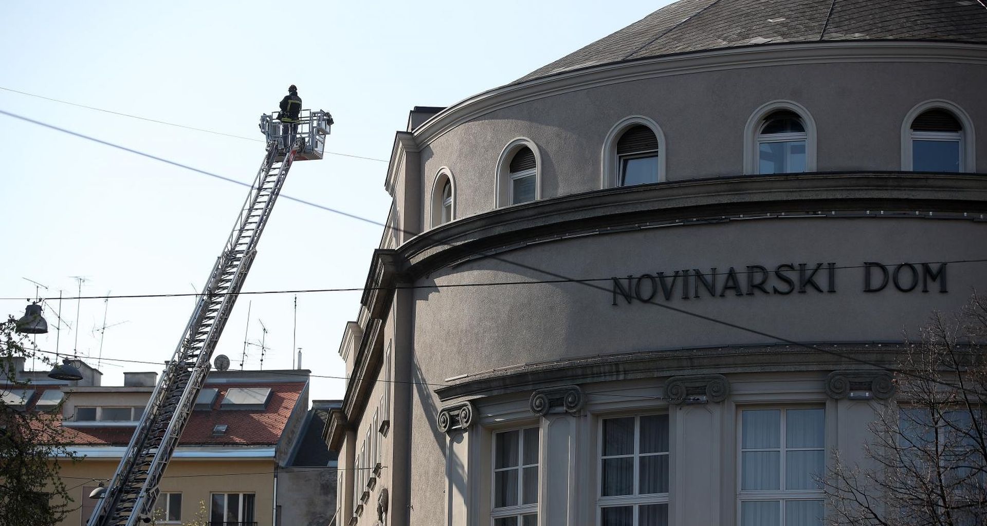 04.04.2020., Zagreb - Sanacija stete uzrovovane potresom na zagrebackim krovovima i proceljima zgrada.
Photo: Igor Kralj/PIXSELL