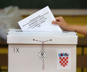 05.07.2020., Sibenik - Otvorena su biralista na kojima ce drzavljani Republike Hrvatske na birackim mjestima izabrati tko ce ih zastupati u Hrvatskom Sabora u iduce 4 godine. Ovog puta zbog koronavirusa drugacija su pravila ponasanja na biralistima. Photo: Dusko Jaramaz/PIXSELL