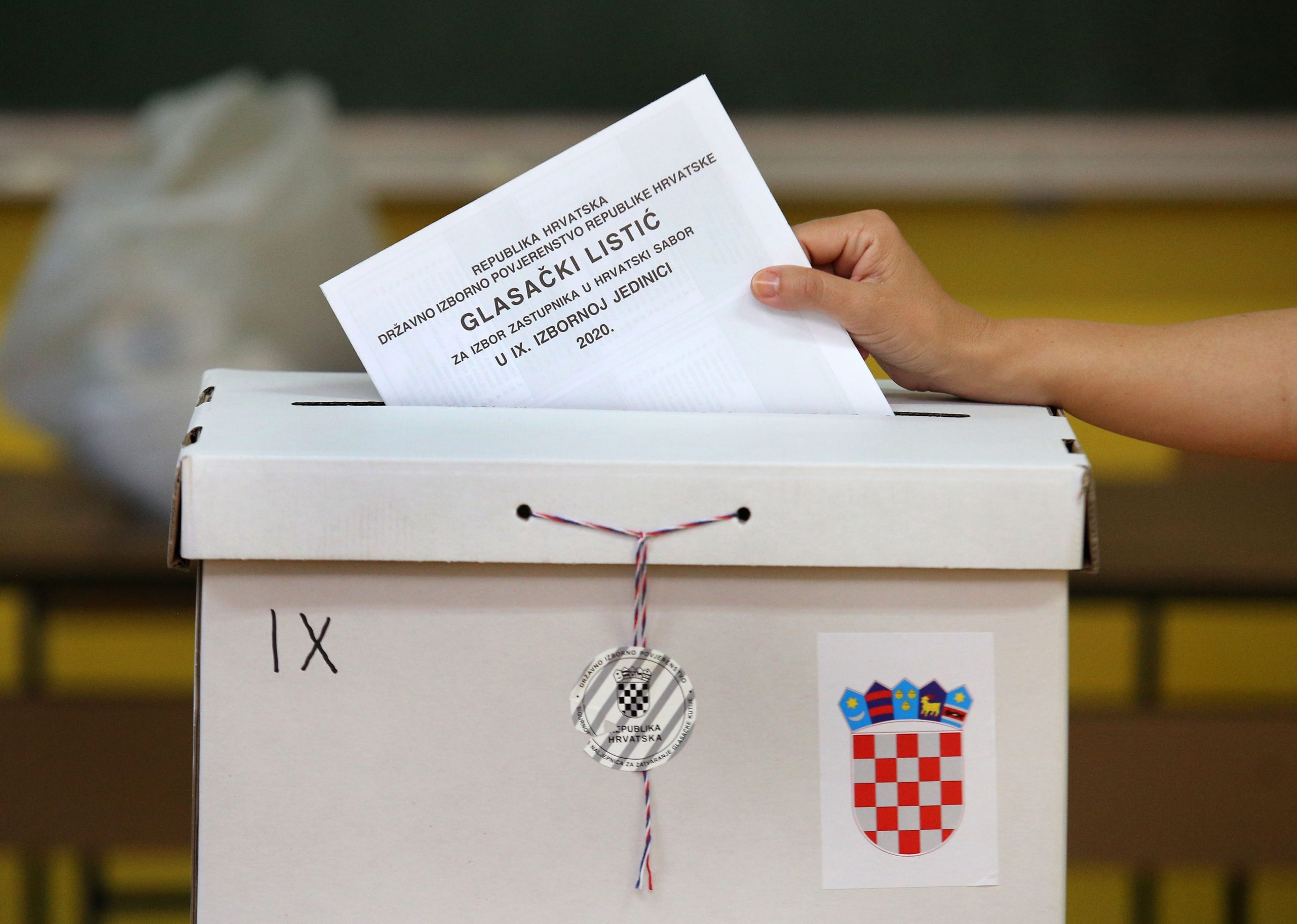 05.07.2020., Sibenik - Otvorena su biralista na kojima ce drzavljani Republike Hrvatske na birackim mjestima izabrati tko ce ih zastupati u Hrvatskom Sabora u iduce 4 godine. Ovog puta zbog koronavirusa drugacija su pravila ponasanja na biralistima. Photo: Dusko Jaramaz/PIXSELL