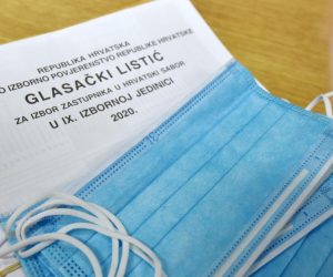 05.07.2020., Sibenik - Otvorena su biralista na kojima ce drzavljani Republike Hrvatske na birackim mjestima izabrati tko ce ih zastupati u Hrvatskom Sabora u iduce 4 godine. Ovog puta zbog koronavirusa drugacija su pravila ponasanja na biralistima. Photo: Hrvoje Jelavic/PIXSELL