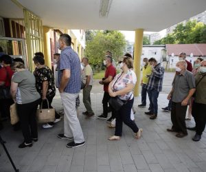 05.07.2020., Mostar - Bosna i Hercegovina - Velike guzve u Mostaru na biralistima tijekom parlamentarnih izbora u Republici Hrvaskoj. Photo: Denis Kapetanovic/PIXSELL