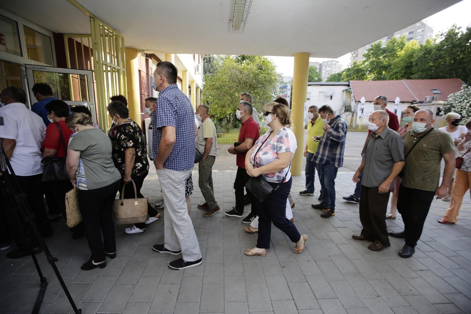 05.07.2020., Mostar - Bosna i Hercegovina - Velike guzve u Mostaru na biralistima tijekom parlamentarnih izbora u Republici Hrvaskoj. Photo: Denis Kapetanovic/PIXSELL