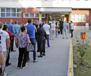 05.07.2020., Mostar - Bosna i Hercegovina - Velike guzve u Mostaru na biralistima tijekom parlamentarnih izbora u Republici Hrvaskoj. Photo: Denis Kapetanovic/PIXSELL