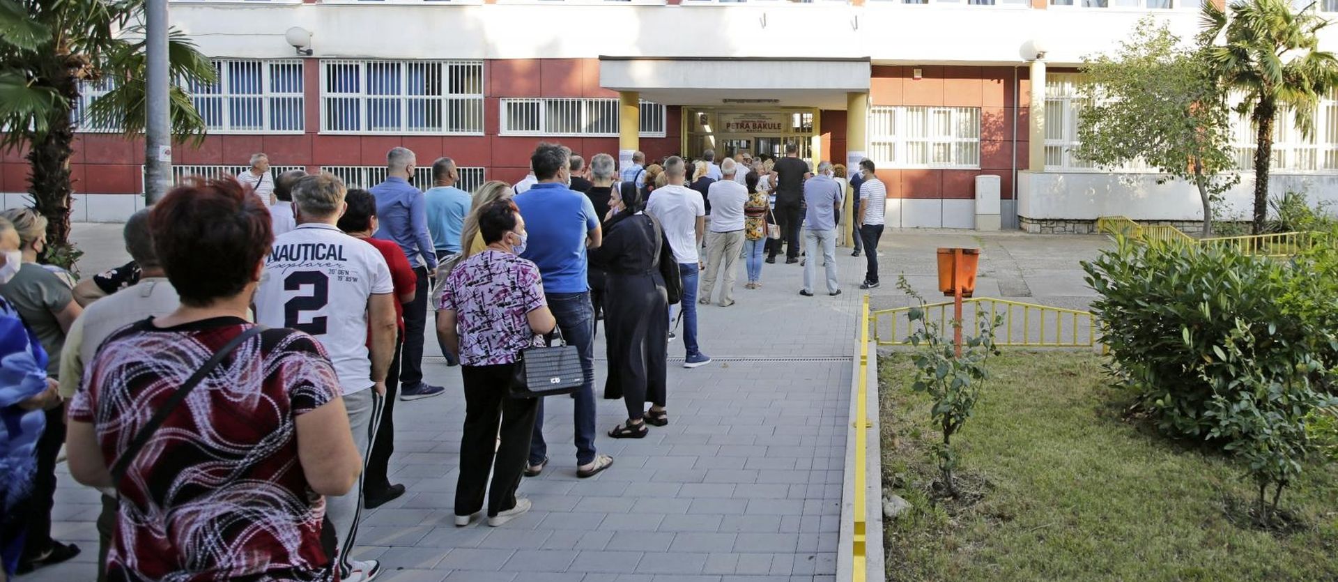 05.07.2020., Mostar - Bosna i Hercegovina - Velike guzve u Mostaru na biralistima tijekom parlamentarnih izbora u Republici Hrvaskoj. Photo: Denis Kapetanovic/PIXSELL