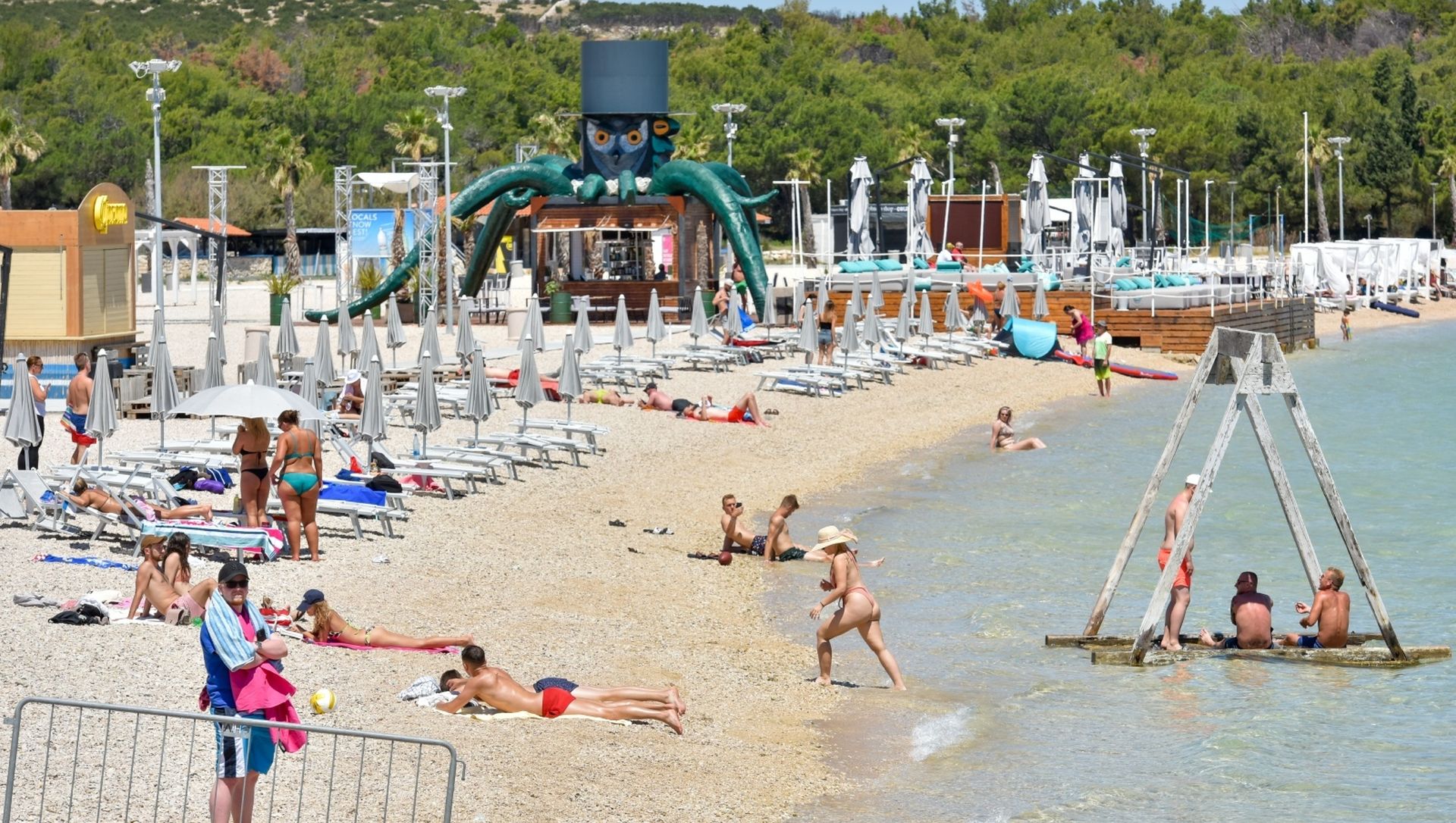 05.07.2020., Novalja - Malobrojni gosti odmaraju se na plazi Zrce. 
Photo: Dino Stanin/PIXSELL