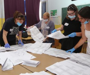 05.07.2020.,Sibenik- Zatvorena su biralista na kojima su drzavljani Republike Hrvatske na birackim mjestima glasovali tko ce ih zastupati u Hrvatskom Sabora u iduce 4 godine.Ovaj put zbog koronavirusa drugacija su pravila ponasanja na biralistima.
Photo: Dusko Jaramaz/PIXSELL