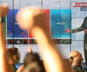05.07.2020., Zagreb - Koalicija Mozemo! koju cine Nova ljevica, Radnicka fronta, ORAH, Zagreb je nas i Za Grad izborne rezultate docekala je na platou Muzeja suvremene umjetnosti. Photo: Marin Tironi/PIXSELL