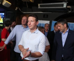 05.07.2020., Zagreb - Atmosfera u  stozeru koalicija Stranka s  Imenom i Prezimenom, Pametno i Fokus u History baru.Prema prvim anketama koalicija osvaja 3 mandata. Dario Zurovec, Boro Nogalo  Photo: Zeljko Lukunic/PIXSELL