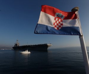 05.12.2015., Split - Americki nosac zrakoplova na nuklearni pogon USS Harry S. Truman (CVN 75) u pratnji krstarice stigao pred splitsku luku u posjet koji ce trajati do 9. prosinca. 
USS Harry S. Truman, koji je u sluzbi od 1996. godine, jedan je od nosaca zrakoplova na nuklearni pogon klase Nimitz, najvecih nosaca zrakoplova na svijetu, velicine kao tri nogometna igralista. 
Ukupne je duzine 333 metra, sirine 41 metar, a gaz mu je 12 metara. Posada broji 4922 clana od kojih 487 casnika. 
USS Harry S. Truman i ostale nosace skupine Nimitz pogone dva Westinghousova nuklearna reaktora koji omogucuju postizanje brzine nesto iznad 30 cvorova (oko 56 kilometara na sat) a nuklearno gorivo se mijenja otprilike svakih 20 godina. 
Photo: Zeljko Lukunic/PIXSELL