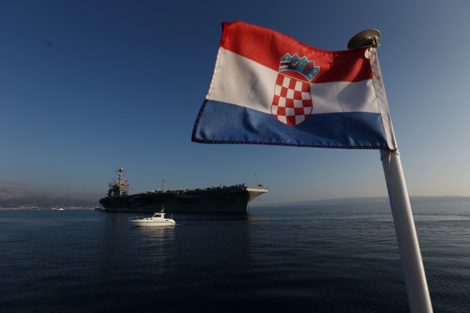 05.12.2015., Split - Americki nosac zrakoplova na nuklearni pogon USS Harry S. Truman (CVN 75) u pratnji krstarice stigao pred splitsku luku u posjet koji ce trajati do 9. prosinca. 
USS Harry S. Truman, koji je u sluzbi od 1996. godine, jedan je od nosaca zrakoplova na nuklearni pogon klase Nimitz, najvecih nosaca zrakoplova na svijetu, velicine kao tri nogometna igralista. 
Ukupne je duzine 333 metra, sirine 41 metar, a gaz mu je 12 metara. Posada broji 4922 clana od kojih 487 casnika. 
USS Harry S. Truman i ostale nosace skupine Nimitz pogone dva Westinghousova nuklearna reaktora koji omogucuju postizanje brzine nesto iznad 30 cvorova (oko 56 kilometara na sat) a nuklearno gorivo se mijenja otprilike svakih 20 godina. 
Photo: Zeljko Lukunic/PIXSELL