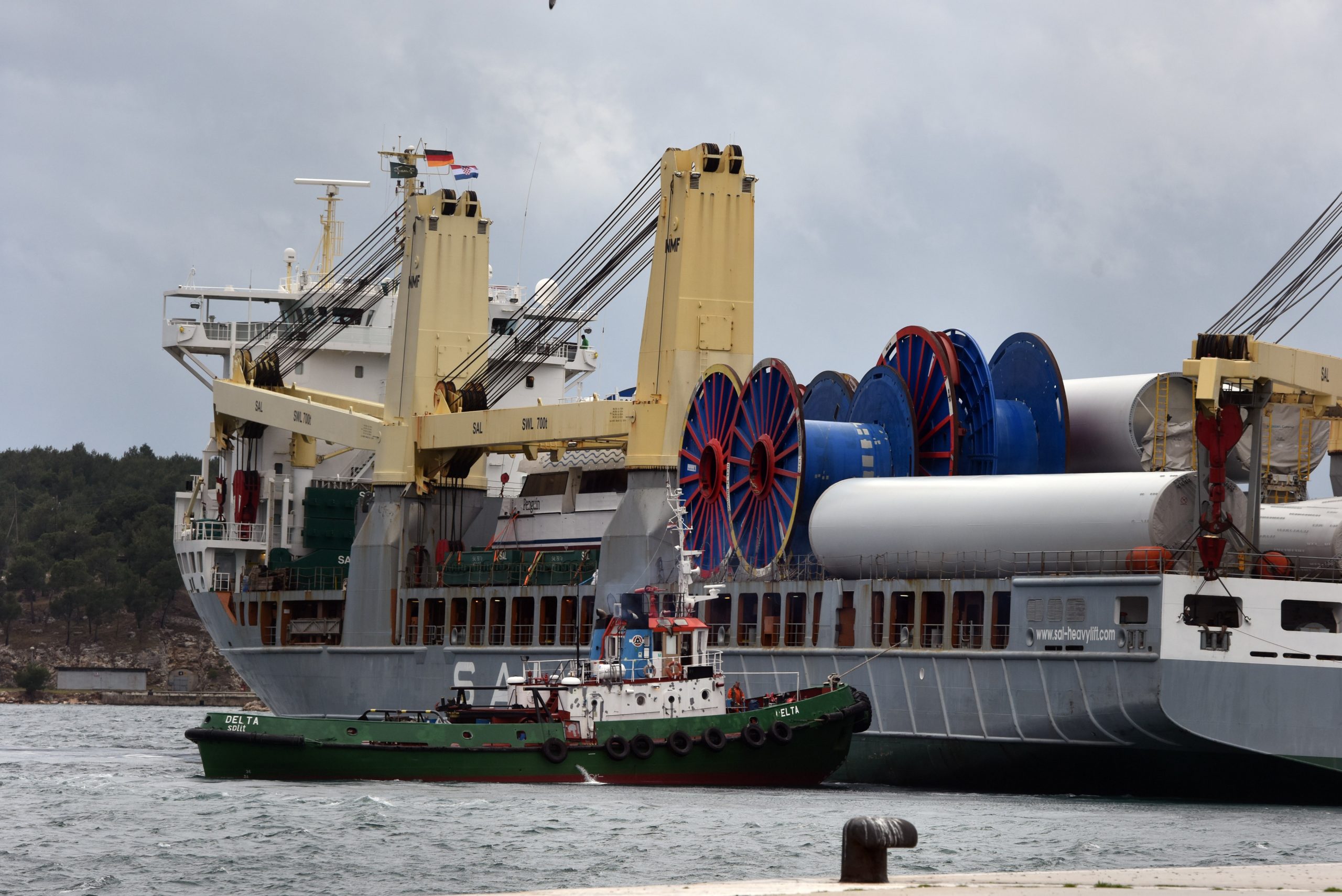 06.03.2020., Sibenik - Teretni brod Trina iz Hamburga dolazi na iskrcaj velikih djelova vjetroeletrane u Sibensku luku.
Photo: Hrvoje Jelavic/PIXSELL
