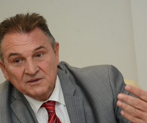 Čačić i Bajs traže ukidanje postojećeg državnog limita za povlačenje novca iz EU fondova 06.11.2018., Bjelovar, Zupanija - Nakon radnog sastanka bjelovarsko-bilogorski zupan Damir Bajs i zupan Varazdinske zupanije Radimir Cacic, odrzali su konferenciju za medije na kojoj su istaknuli nezadovoljstvo, zabrinutost i ogorcenje Vladom RH jer zbog vazecih odredbi onemoguceno je daljnje povlacenje novca iz EU fondova, pa zupanije potpisnice sporazuma od Vlade traze ukidanje limita od 50 milijuna kuna.  Radimir Cacic. 
Photo: Damir Spehar/PIXSELL