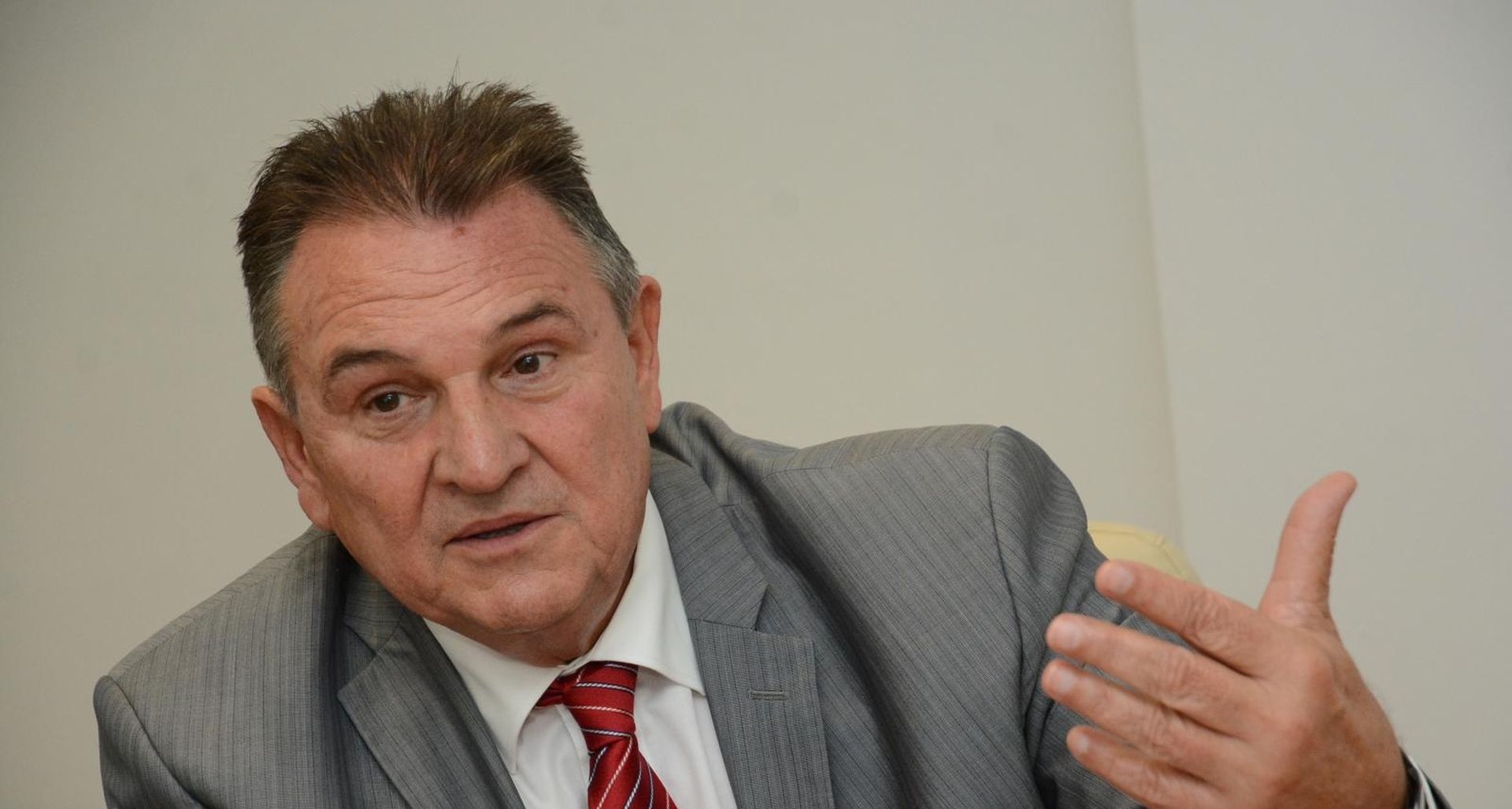 Čačić i Bajs traže ukidanje postojećeg državnog limita za povlačenje novca iz EU fondova 06.11.2018., Bjelovar, Zupanija - Nakon radnog sastanka bjelovarsko-bilogorski zupan Damir Bajs i zupan Varazdinske zupanije Radimir Cacic, odrzali su konferenciju za medije na kojoj su istaknuli nezadovoljstvo, zabrinutost i ogorcenje Vladom RH jer zbog vazecih odredbi onemoguceno je daljnje povlacenje novca iz EU fondova, pa zupanije potpisnice sporazuma od Vlade traze ukidanje limita od 50 milijuna kuna.  Radimir Cacic. 
Photo: Damir Spehar/PIXSELL