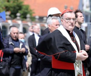 07.05.2020., Zagreb - Zagrebacki nadbiskup kardinal Josip Bozanic blagoslovio je danas zamjenske krizeve koji ce biti postavljeni na tornjeve katedrale ostecene u potresu.

Photo: Patrik Macek/PIXSELL