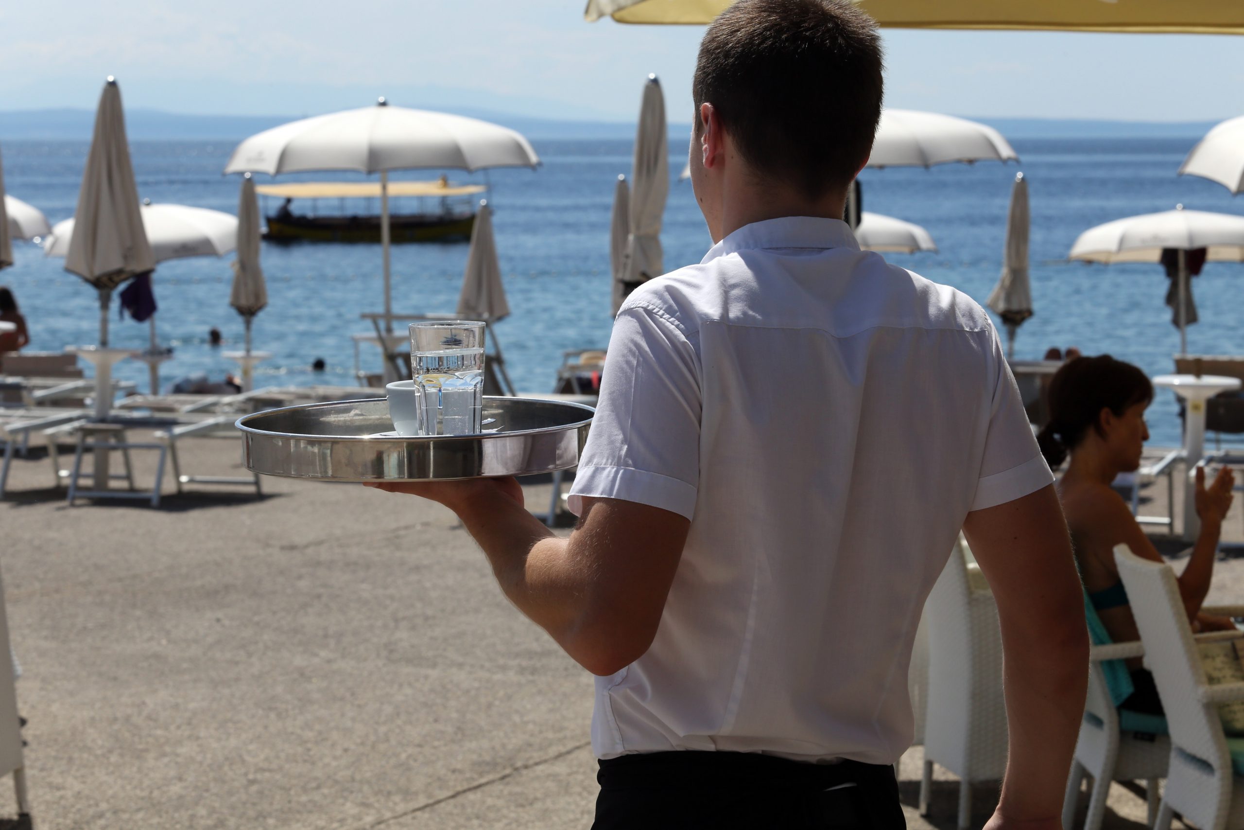 Konobari u ugostiteljskim objektima na moru 07.07.2018., Opatija - Konobar u ugostiteljskom objektu na moru. 

Photo: Goran Kovacic/PIXSELL