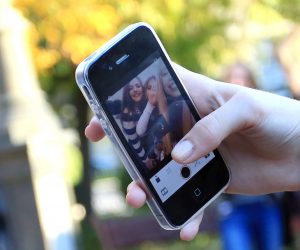 07.11.2015., Sibenik - U parku Roberta Visijanija, pored gradske knjiznice susrelo se nekoliko desetaka obozavatelja s youtuberima koje prate. Druzenje su iskoristili za snimanje selfija, podjelu esence paketa i savjete koje su dobili od gostiju. 
Photo: Dusko Jaramaz/PIXSELL