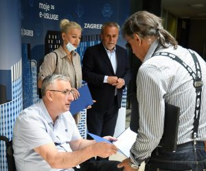08.07.2020., Zagreb - U Gradskoj upravi dodijeljeni su Zakljucci o dodjeli gradskih stanova u najam gradjanima grada Zagreba ciji su stambeni prostori nakon potresa utvrdjeni neuporabljivim, a koji ispunjavaju uvjete propisane Odlukom o najmu stanova. Zakljucke o najmu stanova dobile su jos dvije obitelji. Miodrag Demo, Gordana Miklec, Milan Bandic, Demir Osmanovski.
Photo: Marko Lukunic/PIXSELL