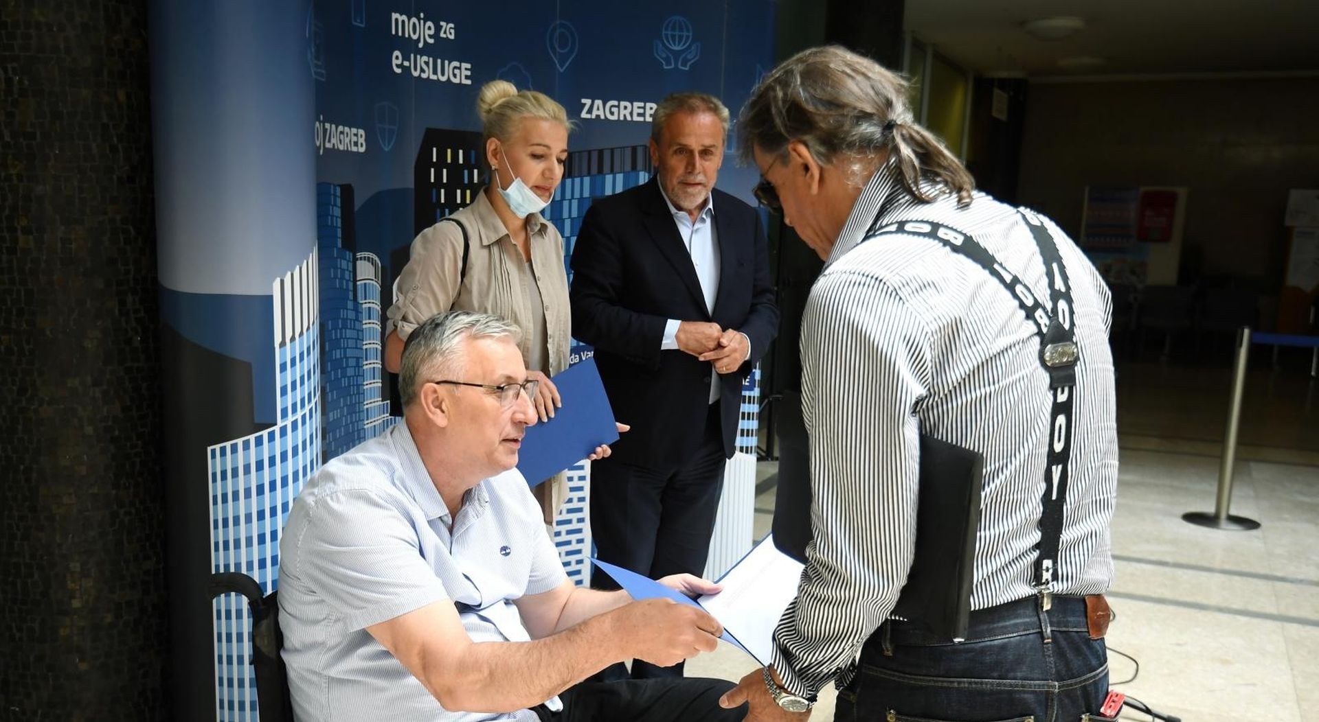 08.07.2020., Zagreb - U Gradskoj upravi dodijeljeni su Zakljucci o dodjeli gradskih stanova u najam gradjanima grada Zagreba ciji su stambeni prostori nakon potresa utvrdjeni neuporabljivim, a koji ispunjavaju uvjete propisane Odlukom o najmu stanova. Zakljucke o najmu stanova dobile su jos dvije obitelji. Miodrag Demo, Gordana Miklec, Milan Bandic, Demir Osmanovski.
Photo: Marko Lukunic/PIXSELL