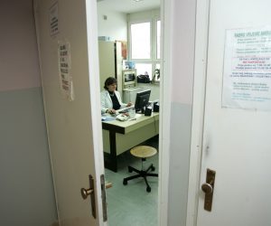 07.01.2009., Zagreb - Dom zdravlja, Srednjaci, Hrvoja Macanovica 2. Lijecnici obiteljske medicine angazirali su odvjetnike zbog prijetnji koje dobivaju od ravnatelja domova zdravlja i djelatnika HZZO-a. Lijecnici i dalje ne prihvacaju naplatu participacije u svojim ambulantama, a zahtijevaju i da nova glavarina iznosi 100 posto plus porast zdravstvenog proracuna. Naglasili su kako lijecnici diljem Hrvatske koji su odbili naplacivati participaciju primaju prijetnje ravnatelja domova zdravlja i djelatnika HZZO-a. 
Photo: Sanjin Strukic/24sata