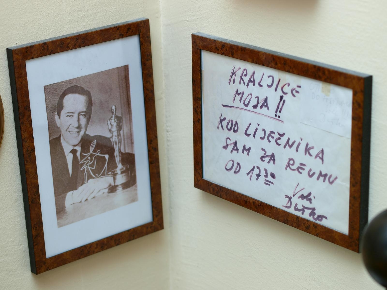 22. 01. 2009. Zagreb, Hrvatska -  Graskoviceva ulica -  Lila Melita Andres Vukotic (86) cuva kipic Oskara koji je njezin pokojni suprud Dusan Vukotic 1962. osvojio za reziju animiranog filma Surogat, Amerikanac joj je nudio vise od 800.000 kuna za Oskara, ali ona ga ne zeli prodati vec ce ga pokloniti Muzeju grada Zagreba, kao i 144 ostalih nagrada koje je osvojio za svoje radove u Zagreb filmu. Dusanova poruka Lili i njegova fotografija nakon dobitka nagrade oscar. 
Photo: Tomislav Miletic/24sata