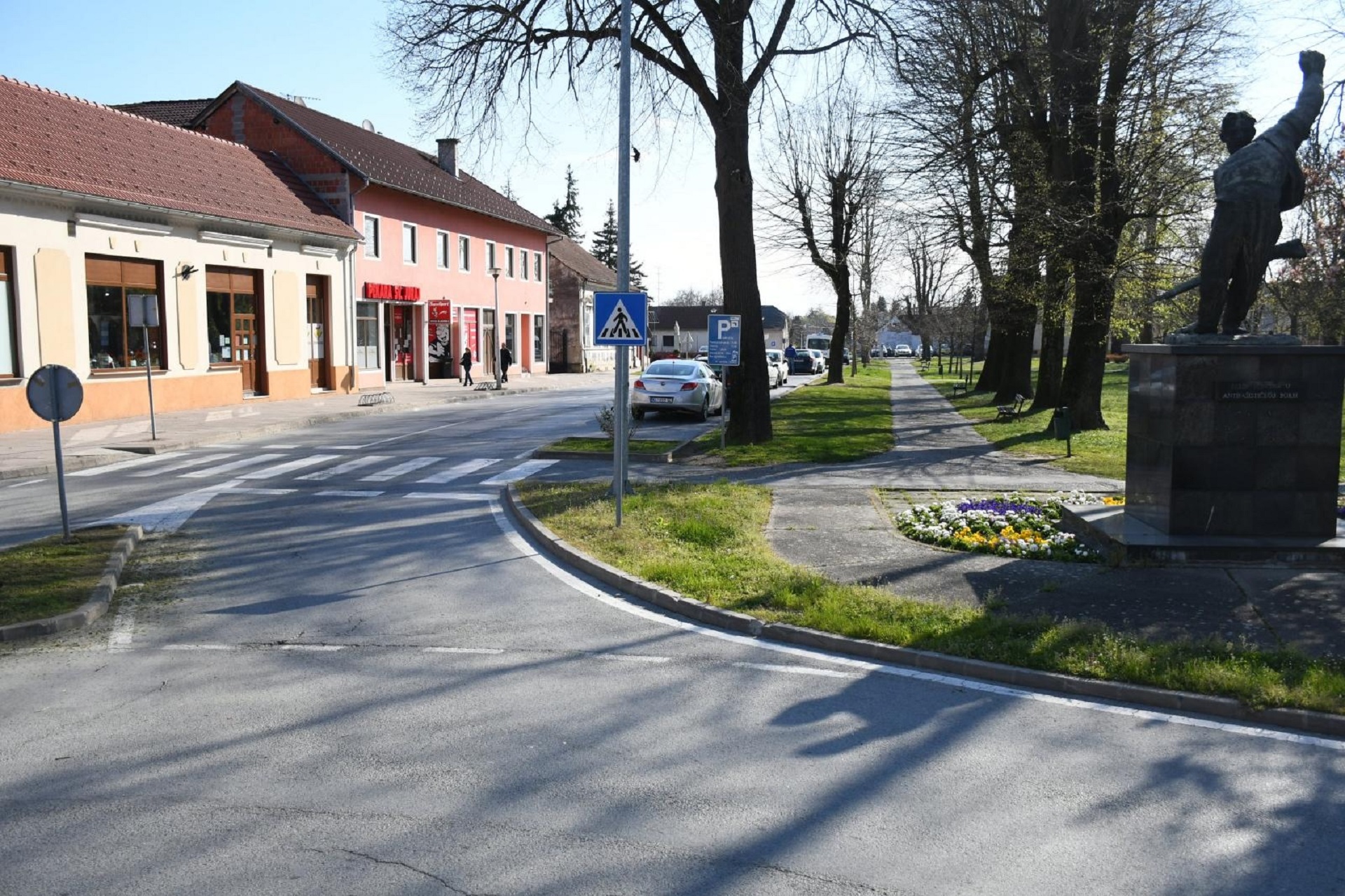 01.04.2020., Djurdjevac - U ovo doba godine u Djurdjevcu rano proljece mami ljude van, pa srediste odise zivotom. No, uslijed koronavirusa gradjani su skriveni u svojim domovima.   
Photo:Damir Spehar/PIXSELL