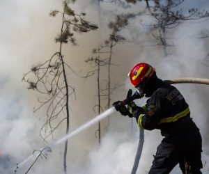 10.07.2020.,Ramljane, Muc - Drugi dan borbe vatrogasaca s velikim pozarom u blizini Muca. Vise vatrogasnih postrojbi ukljucilo se u borbu protiv vatrene stihije, a u pomoc su pristigli dva kanadera te dva air traktora. Situaciju dodano komplicira nepristupacan teren, a cijelo vrijeme se cuju detonacije zaostale municije iz domovinskog rata. Photo: Frano Jerkan/PIXSELL