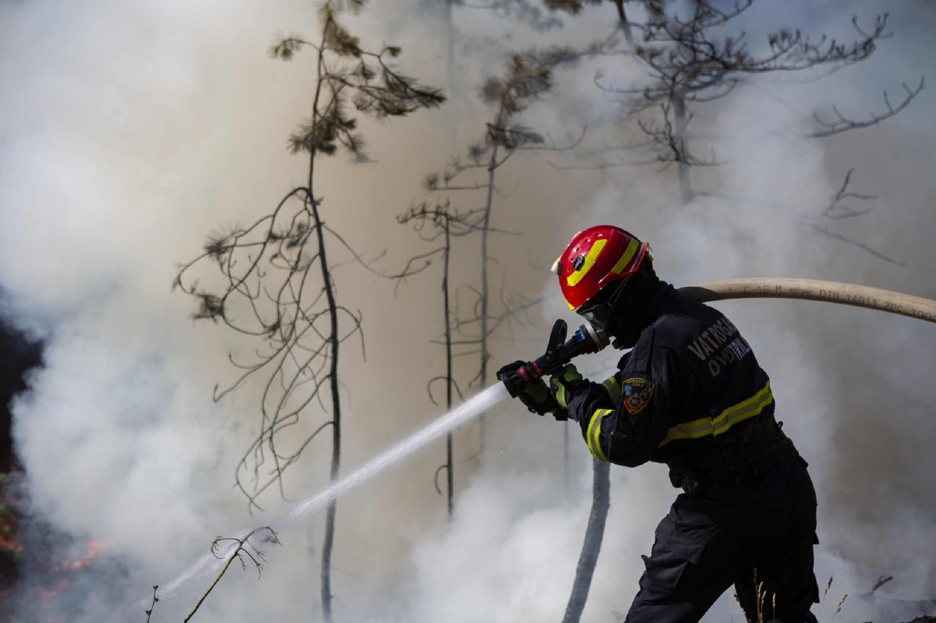 10.07.2020.,Ramljane, Muc - Drugi dan borbe vatrogasaca s velikim pozarom u blizini Muca. Vise vatrogasnih postrojbi ukljucilo se u borbu protiv vatrene stihije, a u pomoc su pristigli dva kanadera te dva air traktora. Situaciju dodano komplicira nepristupacan teren, a cijelo vrijeme se cuju detonacije zaostale municije iz domovinskog rata. Photo: Frano Jerkan/PIXSELL