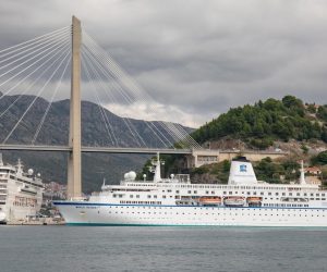 10.10.2019., Babin kuk, Dubrovnik - Pogled na luku Gruz s Babinog kuka. Cetvrtkom je u luci najveci broj kruzera. 
Photo: Grgo Jelavic/PIXSELL