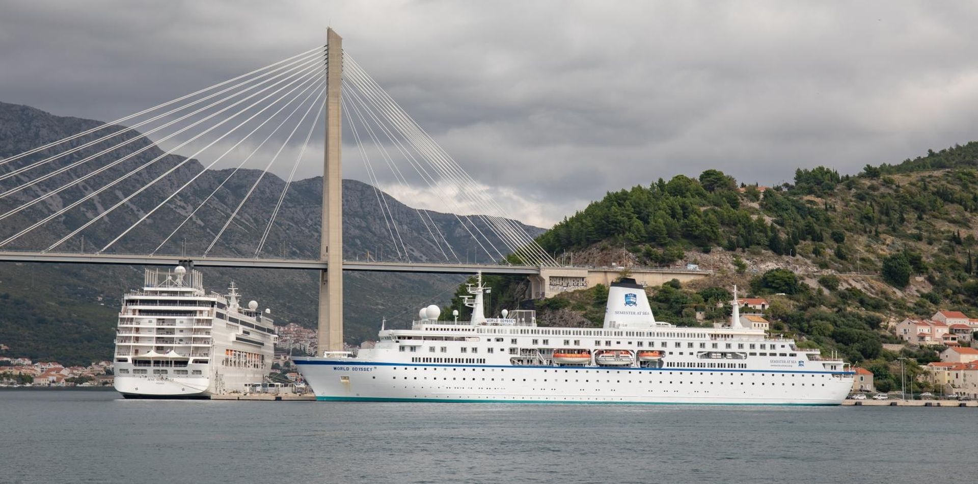 10.10.2019., Babin kuk, Dubrovnik - Pogled na luku Gruz s Babinog kuka. Cetvrtkom je u luci najveci broj kruzera. 
Photo: Grgo Jelavic/PIXSELL