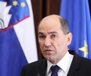 11.03.2013., Mokrice, Slovenija - Hrvatski i slovenski premijeri Zoran Milanovic i Janez Jansa potpisali su Memorandum o suglasnosti izmedju dviju drzava, kljucni dokument na temelju kojeg ce se problem Ljubljanske banke rjesavati u sklopu sukcesije, a slovenska ce vlada odmah u parlamentu pokrenuti postupak ratifikacije hrvatskoga pristupnog ugovora. 
Photo: Zeljko Lukunic/PIXSELL