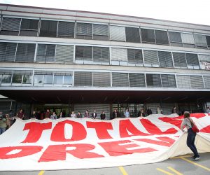 11.04.2017., Zagreb - Kako bi pruzili podrsku svojim predstavnicima i izrazili nezadovoljstvo nastavnika i studenata potezima rektorata, Inicijativa za Filozofski okupila je zainteresiranu javnost ispred Filozofskog fakulteta u Zagrebu gdje su rasprostrli veliki transparent na kojemu je pisalo: Totalna prevara. 
Photo: Goran Stanzl/PIXSELL